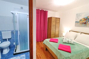 5 habitaciones, tabla de planchar con plancha, wifi y ropa de cama