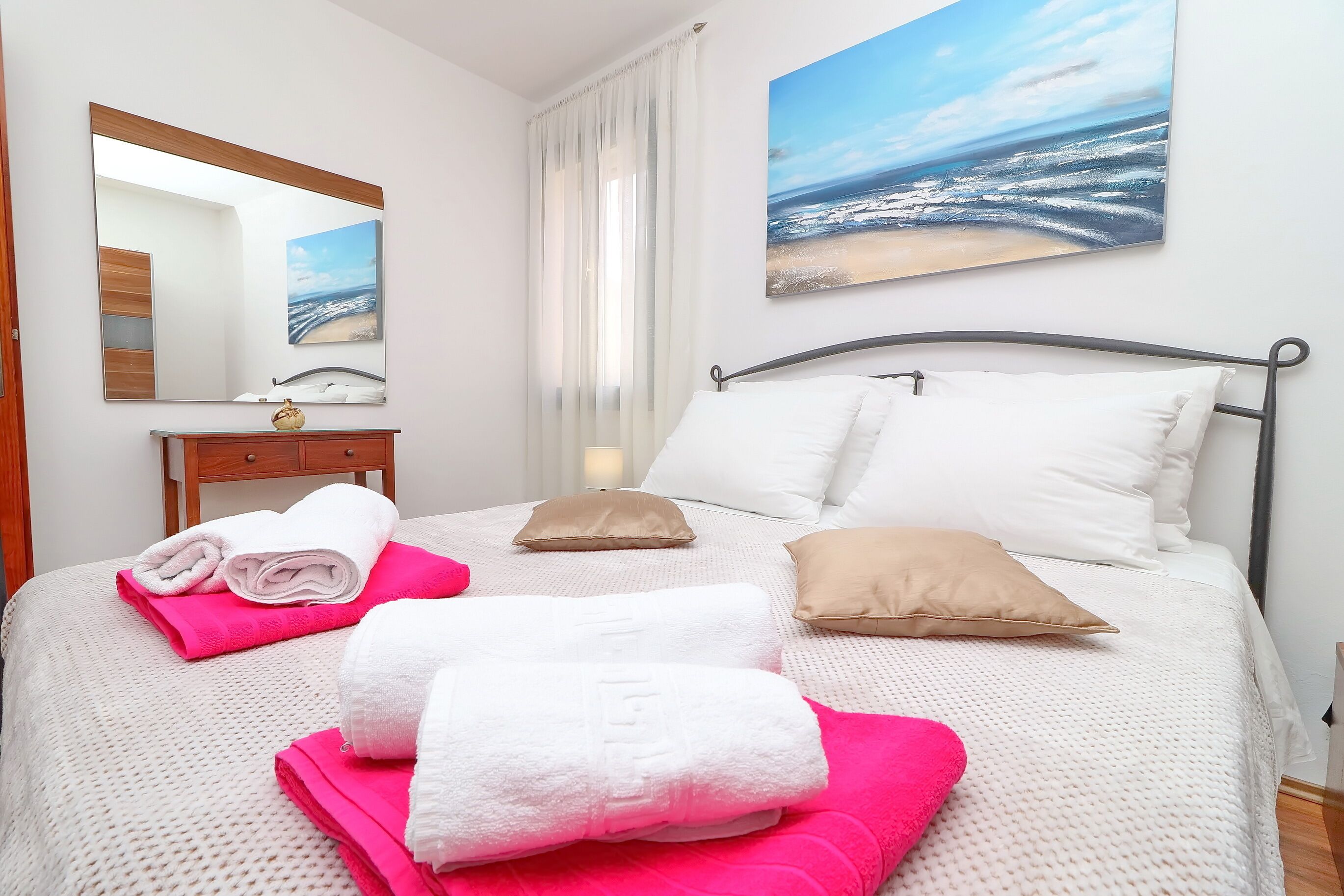 5 bedrooms, iron/ironing board, WiFi, bed sheets