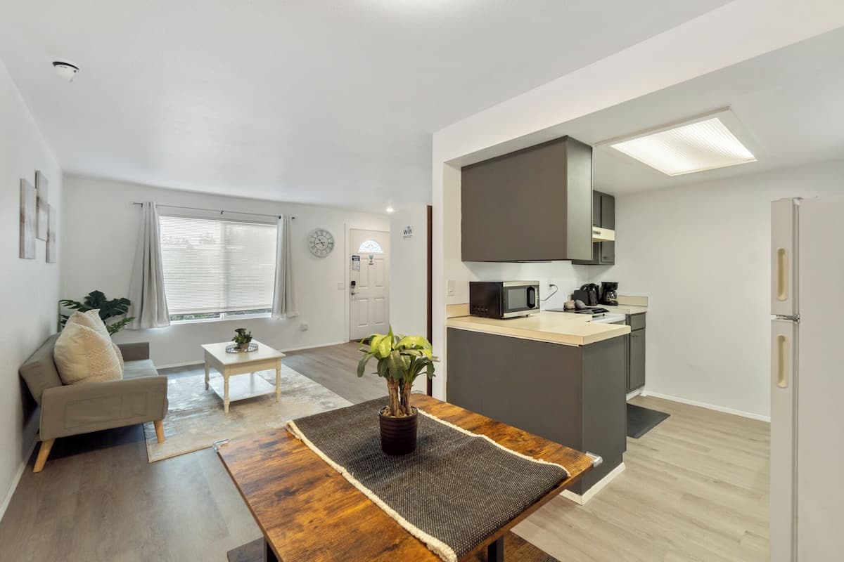 Bungalow Économique, climatisation, vue jardin | Cuisine privée | Grand réfrigérateur, micro-ondes, plaque de cuisson, lave-vaisselle