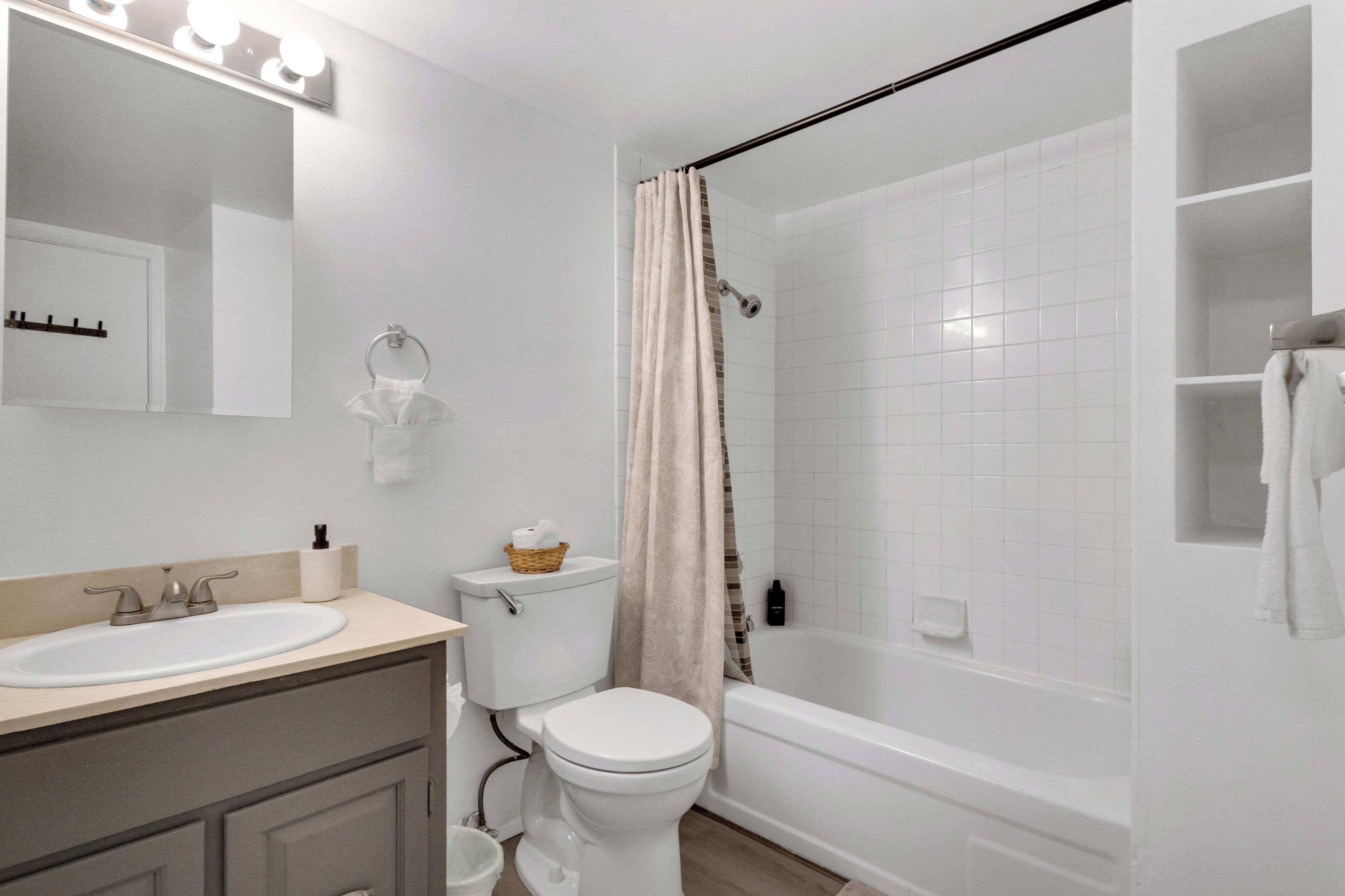 Un baño moderno con lavamanos, inodoro y bañera.