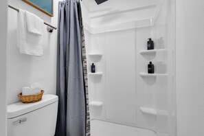 Economy Bungalow, Air conditioning, Garden View | Bathroom | Free toiletries, hair dryer, towels, soap - Central Bellevue Retreat  (Bellevue)