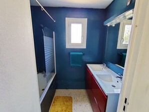 Secadora de cabello, toallas, jabón, papel de baño