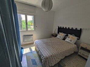 3 habitaciones, tabla de planchar con plancha, wifi y ropa de cama 