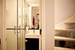 Douche, sèche-cheveux, serviettes fournies, papier toilette