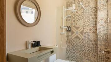 Een douche, een haardroger, handdoeken