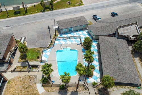 Charming condo in tranquil Rockport-Fulton with waterfront view, a quiet retreat