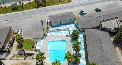 Charming condo in tranquil Rockport-Fulton with waterfront view, a quiet retreat