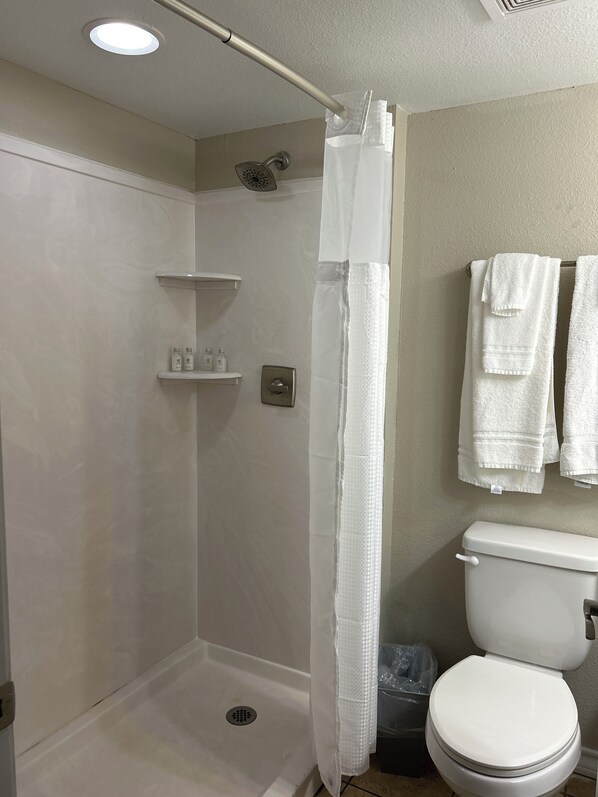 Toallas, jabón y papel higiénico