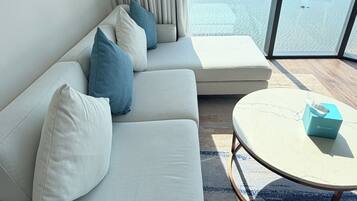 Basic Double Room | Living area