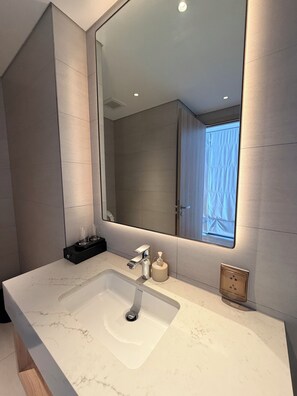 Basic Double Room | Bathroom | Shower, hair dryer, towels, soap - Bao Chau Hotel (Ha Long)