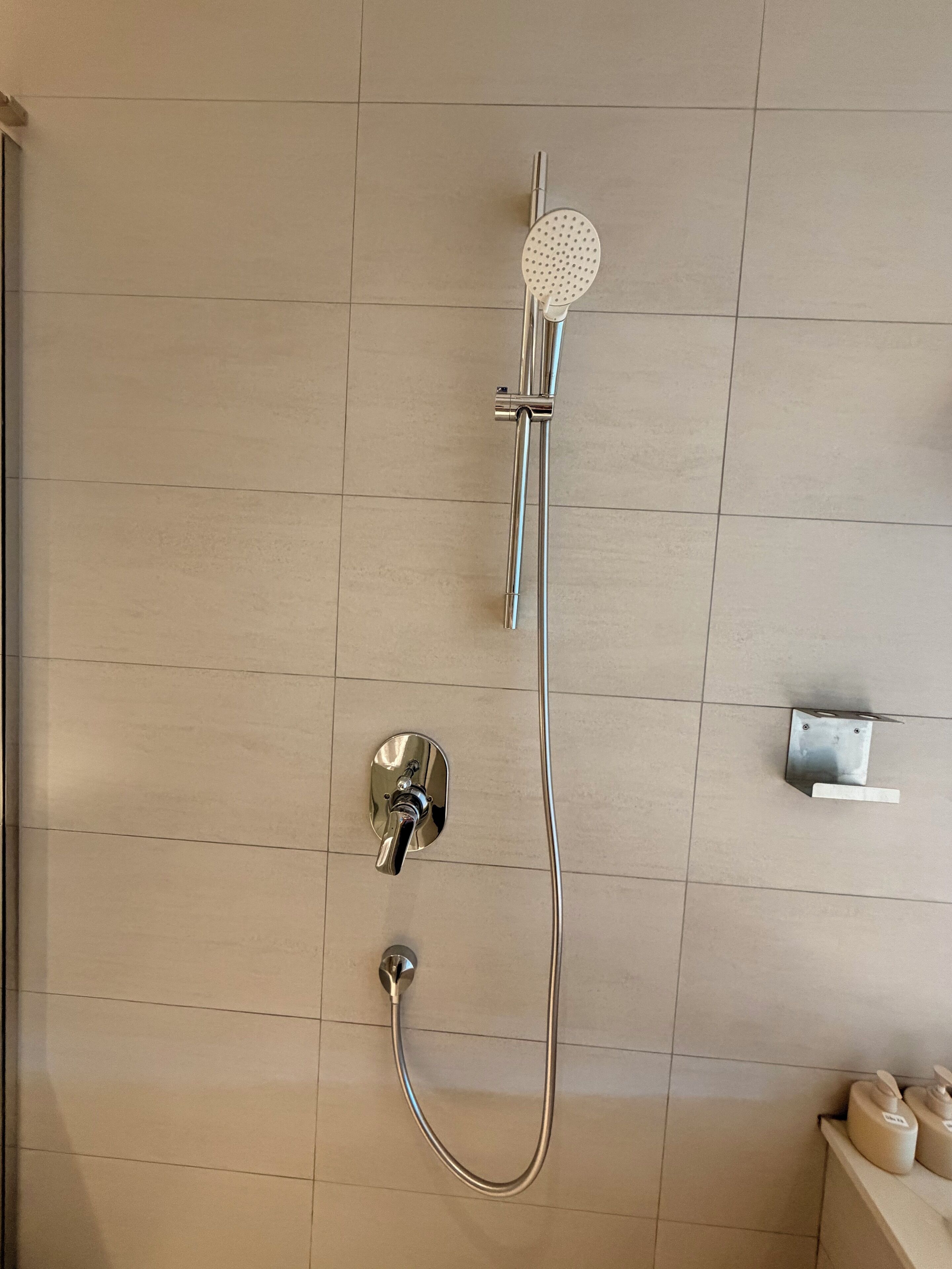Phòng đôi cơ bản | Phòng tắm | Buồng tắm vòi sen, máy sấy tóc, khăn tắm, xà phòng 