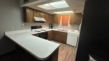 Microondas, horno, placa de cocina y lavavajillas