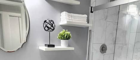 Haartrockner, Handtücher, Seife, Shampoo