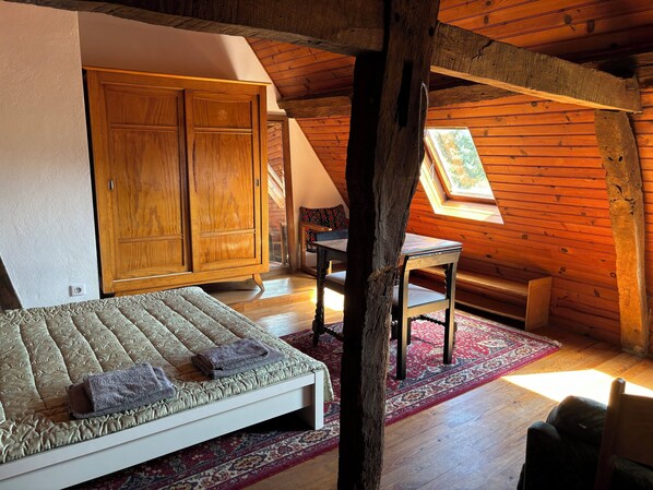 2 bedrooms, desk, travel cot, free WiFi