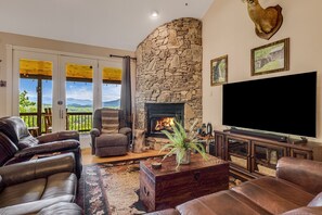 TV connectée, cheminée, lecteur de DVD, livres