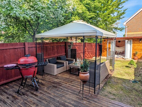 🏡 Stylish 2BR En-Suite Home | 25min Fast Train to London |Lakeside | BBQ + Shed