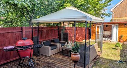 🏡 Stylish 2BR En-Suite Home | 25min Fast Train to London |Lakeside | BBQ + Shed