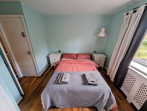 2 makuuhuonetta, tallelokero huoneessa, työpöytä, silitysrauta/-lauta