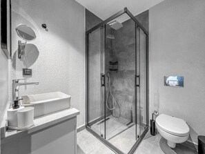 Een douche, een haardroger, handdoeken, zeep