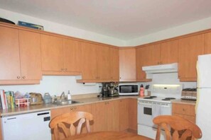 Frigorífic, microones, forn i placa de cuina