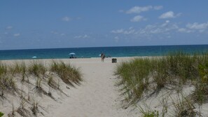 Sun-loungers, beach towels - 3-bedroom 3 bath house with semi-private beach access in Pompano Beach (Pompano Beach)