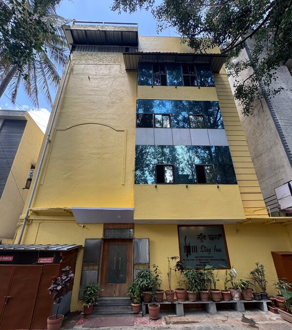 Front of property - evening/night - Hotel Stay Inn (Bengaluru)