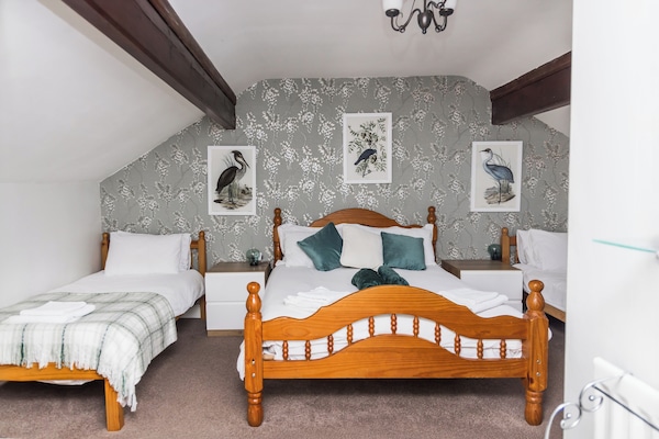 Habitación cuádruple familiar, varias camas, no fumadores, baño privado | Tabla de planchar con plancha y wifi gratis