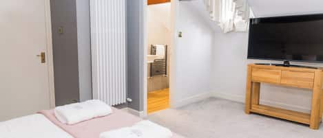 Deluxe Room | Iron/ironing board, free WiFi