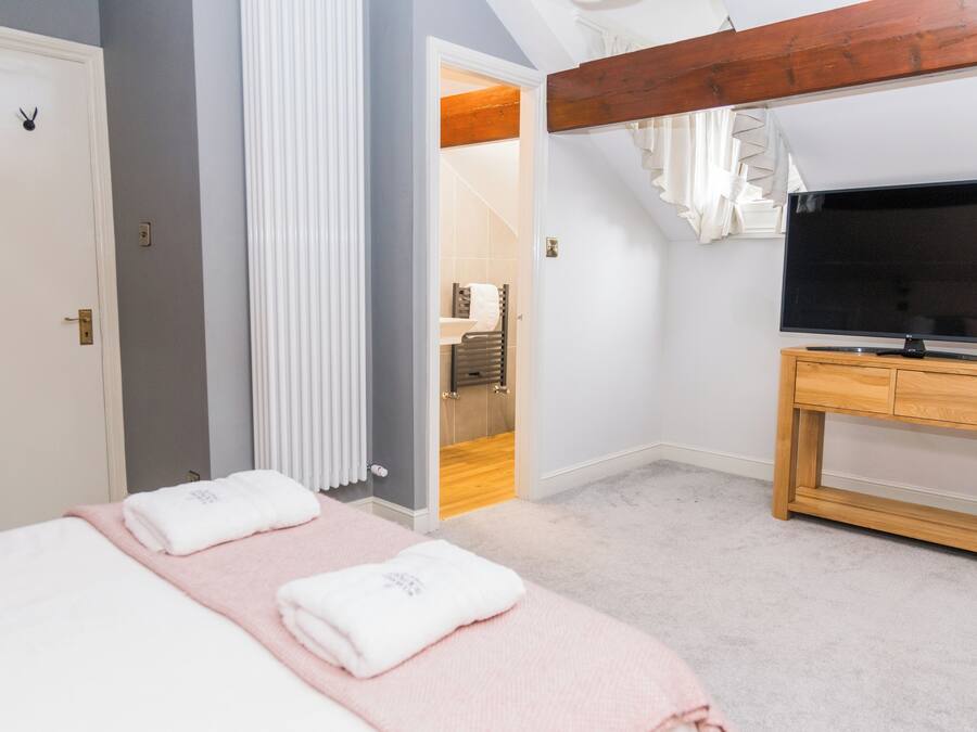 Deluxe Room | Iron/ironing board (on request), free WiFi