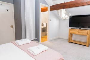 Deluxe Room | Iron/ironing board (on request), WiFi (free)
