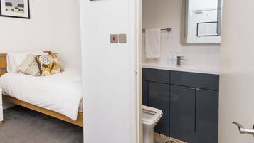 Family Triple Room, Berbilang Katil, Non Smoking, Private Bathroom | Seterika/papan seterika, Wi-fi percuma