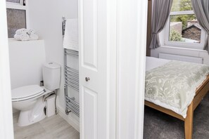 Quarto casal, 1 cama de casal | Banheiro | Chuveiro, secador de cabelo, toalhas de banho, papel higiênico