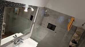 Dusche, Haartrockner, Bidet, Handtücher