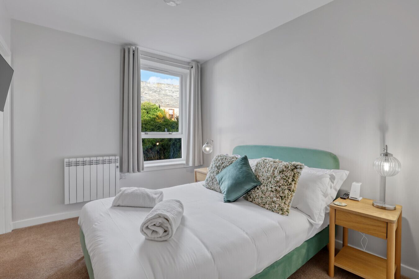 2 habitaciones, escritorio, tabla de planchar con plancha y wifi gratis 