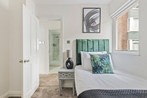 House - Stunning South Kensington House With 4 Bedrooms (London)