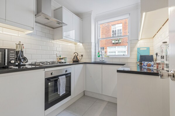 House | Private kitchen | Fridge, microwave, oven, stovetop
