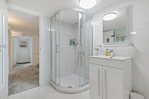House | Bathroom | Shower, towels