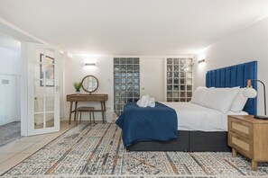 House | 4 bedrooms, free WiFi, bed sheets