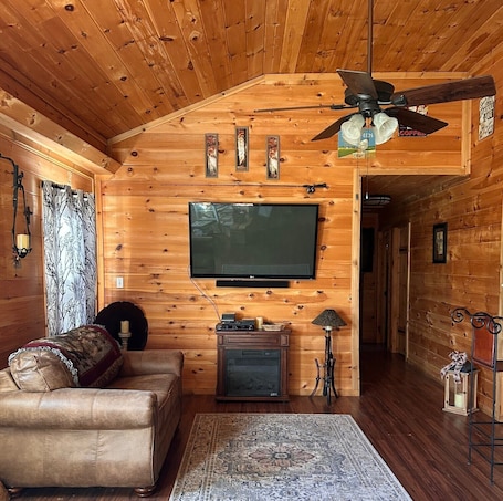 Smart TV. Charming 2-bedroom cabin Somerville w/nice porch view & catch/release fishing