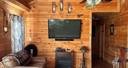 Charming 2-bedroom cabin Somerville w/nice porch view & catch/release fishing