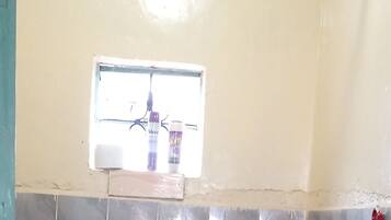 Doccia, asciugamani, carta igienica