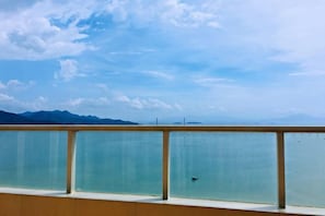 A balcony with a view of the sea and mountains. - Shili Renjia Apartment (Huidong Yapojiao Flagship Store) (Huidong)