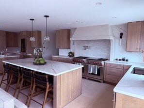 Fridge, microwave, oven, stovetop - SUMMER RENTAL THROUGH 7/5! New Remodel. 5BR/5BA Malibu house with beach access (Malibu)