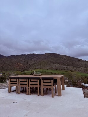 Outdoor dining - SUMMER RENTAL THROUGH 7/5! New Remodel. 5BR/5BA Malibu house with beach access (Malibu)