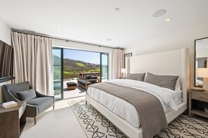 5 bedrooms, desk, iron/ironing board, free WiFi - SUMMER RENTAL THROUGH 7/5! New Remodel. 5BR/5BA Malibu house with beach access (Malibu)