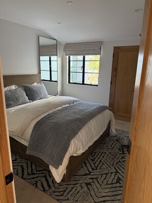 5 bedrooms, desk, iron/ironing board, free WiFi - SUMMER RENTAL THROUGH 7/5! New Remodel. 5BR/5BA Malibu house with beach access (Malibu)