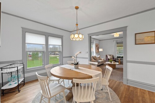 Chic 3 bedroom Get-a-way in downtown Lake Geneva