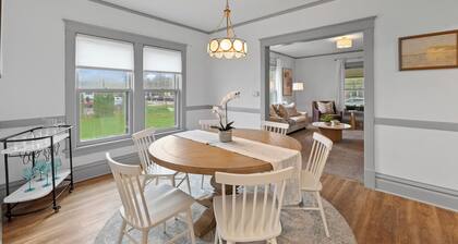 Chic 3 bedroom Get-a-way in downtown Lake Geneva