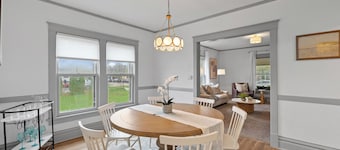 Chic 3 bedroom Get-a-way in downtown Lake Geneva