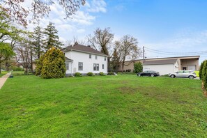 Exterior - Chic 3 bedroom Get-a-way in downtown Lake Geneva (Lake Geneva)
